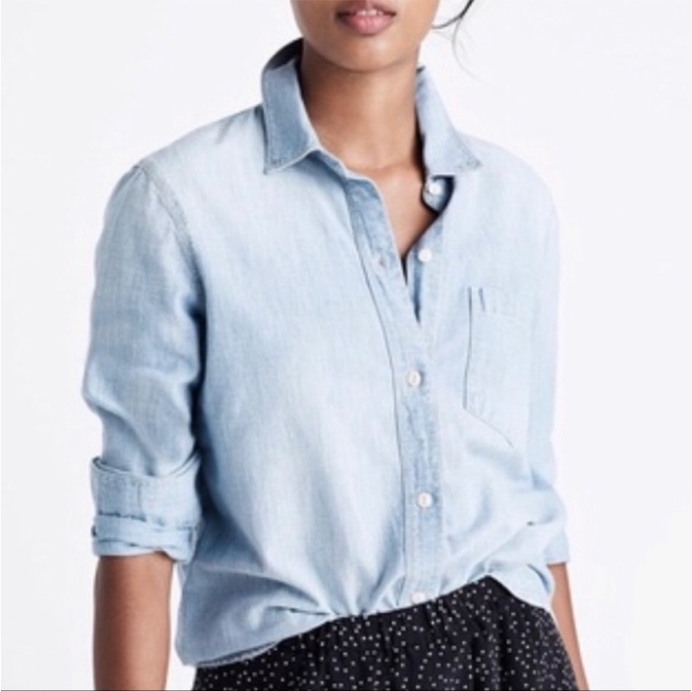 Madewell Classic Light Chambray Button Down Shirt in Medium